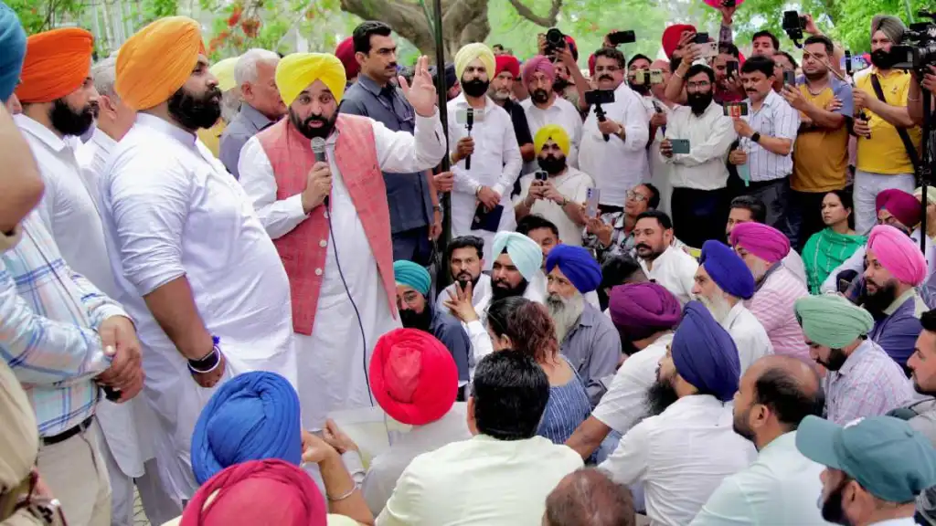 CM Bhagwant Mann ने पानी चोरी को लेकर केंद्र और बीबीएमबी पर निशाना साधा, 'पंजाब अपने अंदर और बाहर के दुश्मनों से लड़ रहा है'