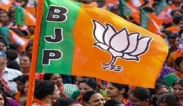 Delhi BJP News: दिल्ली भाजपा ने सीमा पर बढ़ते तनाव के बीच व्यापारियों और कारोबारियों से की खास अपील की। 1 Delhi BJP News: दिल्ली भाजपा ने सीमा पर बढ़ते तनाव के बीच व्यापारियों और कारोबारियों से की खास अपील की।