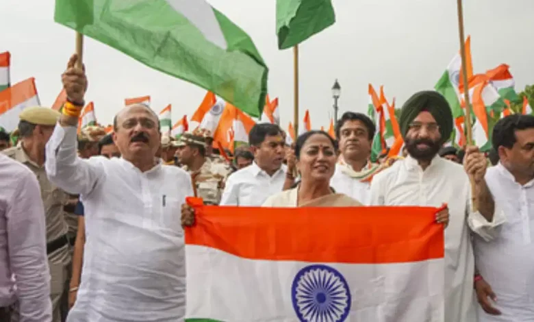 Tiranga Yatra: दिल्ली में कर्तव्य पथ पर तिरंगा यात्रा निकाली गई, सीएम रेखा ने कहा कि यह सभी के लिए गौरव की बात है