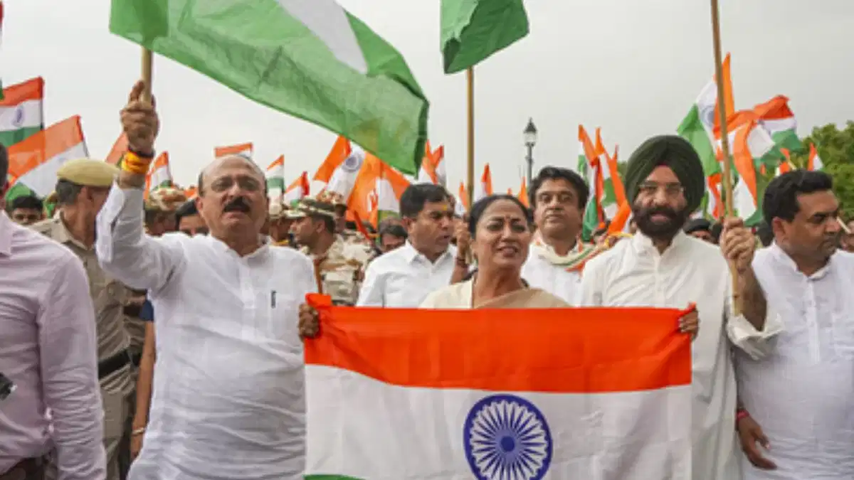 Tiranga Yatra: दिल्ली में कर्तव्य पथ पर तिरंगा यात्रा निकाली गई, सीएम रेखा ने कहा कि यह सभी के लिए गौरव की बात है