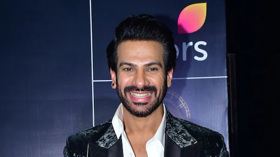 “बिग बॉस 18” विजेता Karan Veer Mehra ने मेंटेनेंस कर्मचारी को तोहफा दिया; प्रशंसकों उनकी दरियादिली देख तारीफ करते नहीं थक रहे