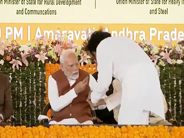 PM Narendra Modi ने पवन कल्याण को चॉकलेट दी, डिप्टी सीएम खिलखिलाकर हंस पड़े