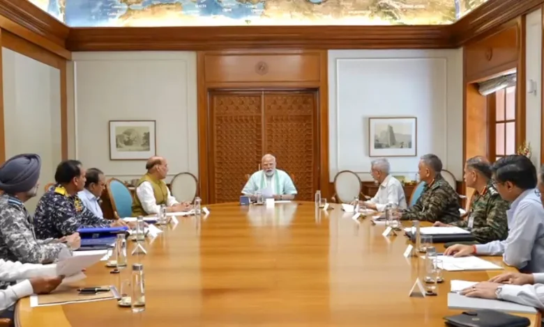 PM Narendra Modi के नेतृत्व में चल रही हाई लेवल मीटिंग खत्म, रक्षा मंत्री सहित तीनों सेनाओं के प्रमुख शामिल