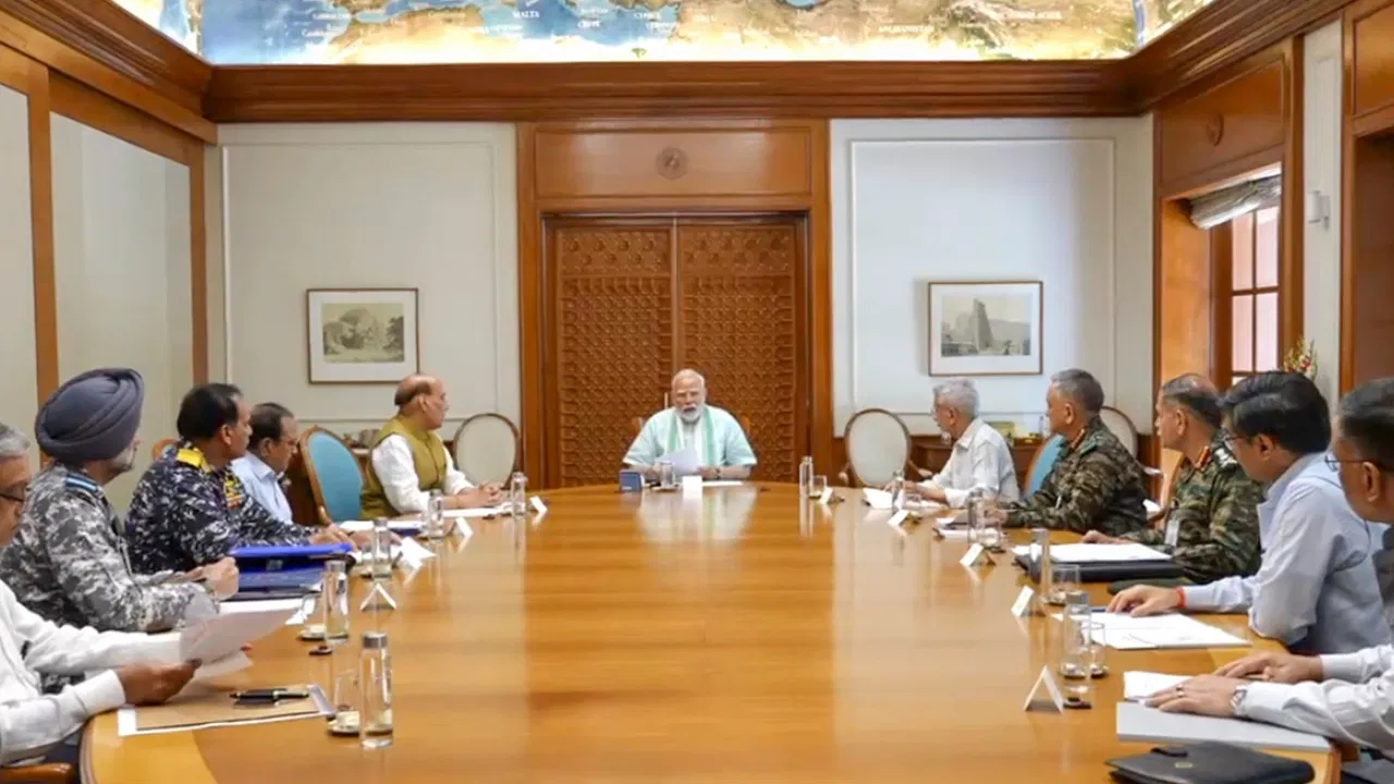 PM Narendra Modi के नेतृत्व में चल रही हाई लेवल मीटिंग खत्म, रक्षा मंत्री सहित तीनों सेनाओं के प्रमुख शामिल