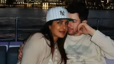 Priyanka Chopra संग Nick Jonas बोट राइट के दौरान रोमांटिक हुए, बीवी को प्यार से निहारते हुए दिखे, तस्वीर वायरल हुई