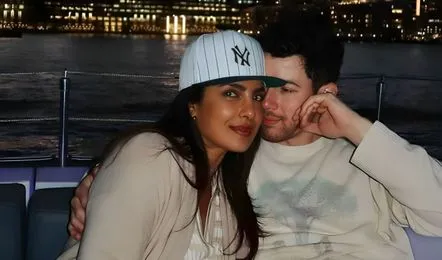 Priyanka Chopra संग Nick Jonas बोट राइट के दौरान रोमांटिक हुए, बीवी को प्यार से निहारते हुए दिखे, तस्वीर वायरल हुई