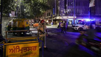 Punjab: अमृतसर के DM ने लोगों को घर पर रहने को कहा और हेल्पलाइन नंबर भी जारी किए