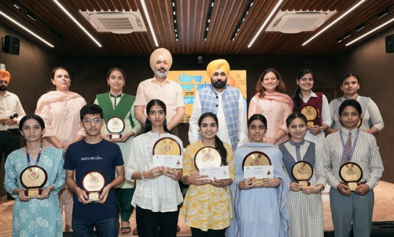 CM Bhagwant Mann ने अपने सरकारी आवास पर 10वीं और 12वीं कक्षा के टॉपरों को सम्मानित किया
