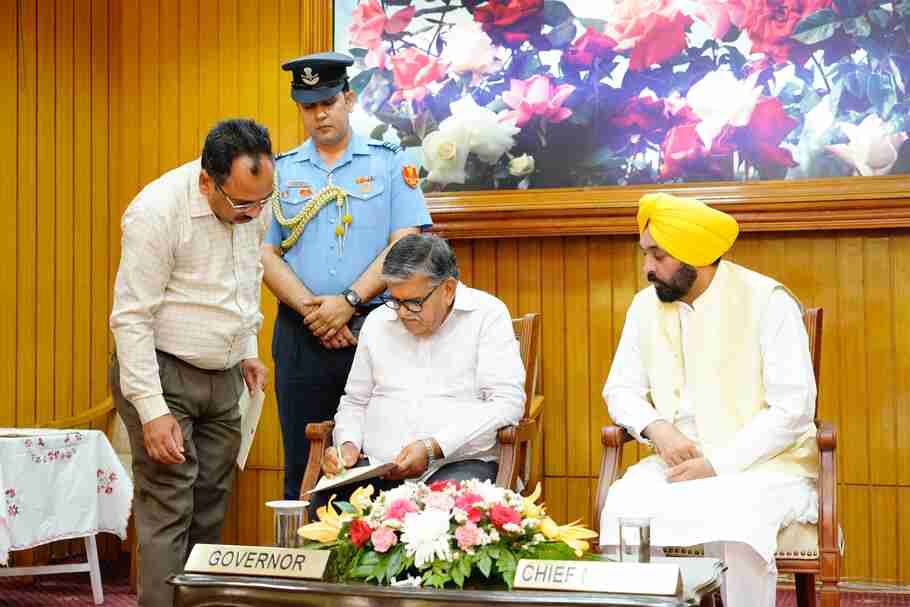 पंजाब के राज्यपाल ने CM Bhagwant Mann की मौजूदगी में पीपीएससी चेयरमैन को शपथ दिलाई