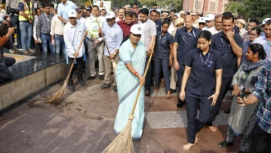 CM Rekha Gupta ने कनॉट प्लेस की सफाई की, अभियान 20 दिन तक चलेगा