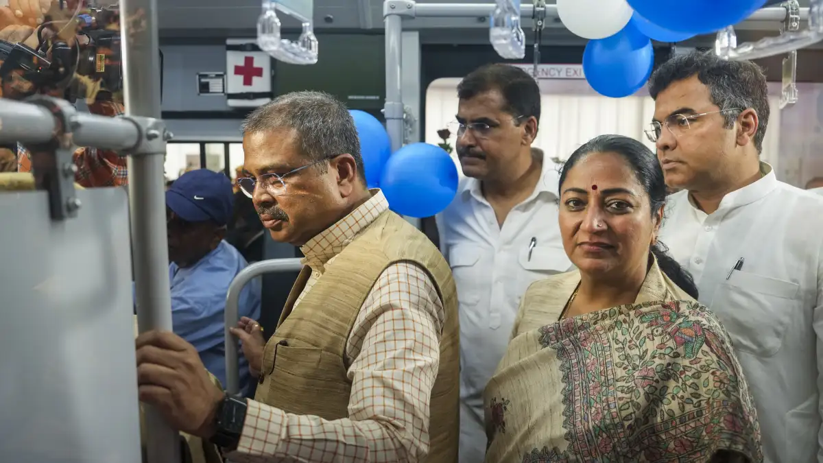 CM Rekha Gupta ने दिल्लीवालों को 400 नई इलेक्ट्रिक बसों की सौगात दी, ट्रिपल इंजन सरकार की ताकत