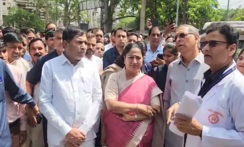 Delhi News: मुख्यमंत्री रेखा गुप्ता ने संजय गांधी अस्पताल का निरीक्षण करते हुए नई जल पाइपलाइन का शुभारंभ किया 1 Delhi News: मुख्यमंत्री रेखा गुप्ता ने संजय गांधी अस्पताल का निरीक्षण करते हुए नई जल पाइपलाइन का शुभारंभ किया