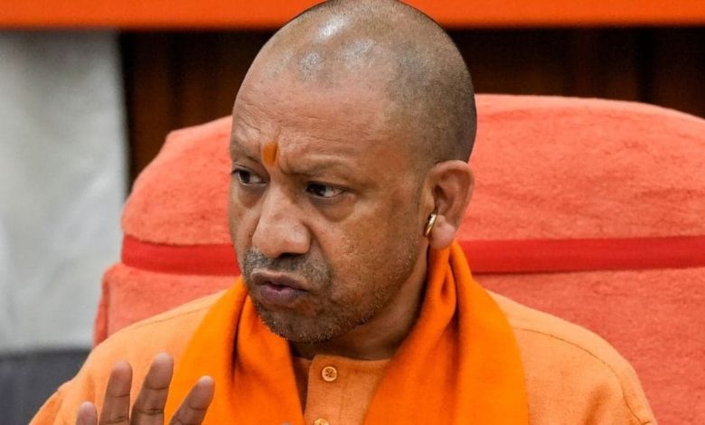 CM Yogi Adityanath ने यूपी में भारी बारिश और तूफान का अलर्ट जारी किया, मदद के लिए निर्देश दिए