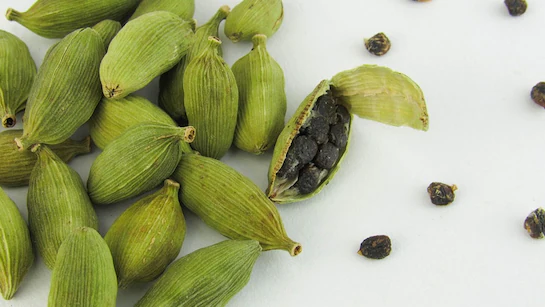Green Cardamom Benefits: रात में सोने से पहले हरी इलायची चबाएं, आपकी सेहत को बहुत फायदा होगा