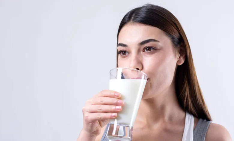 Milk Side Effects: रात में दूध पीकर सोना क्यों नहीं चाहिए, दुष्प्रभावों को जानिए 1 Milk Side Effects: रात में दूध पीकर सोना क्यों नहीं चाहिए, दुष्प्रभावों को जानिए