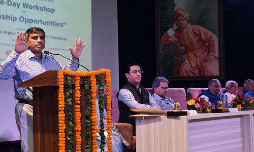 शिक्षा मंत्री Mahipal Dhanda ने घोषणा की, विश्वविद्यालयों में अब "कुलपति" को "कुलगुरु" कहा जाएगा 1 शिक्षा मंत्री Mahipal Dhanda ने घोषणा की, विश्वविद्यालयों में अब "कुलपति" को "कुलगुरु" कहा जाएगा