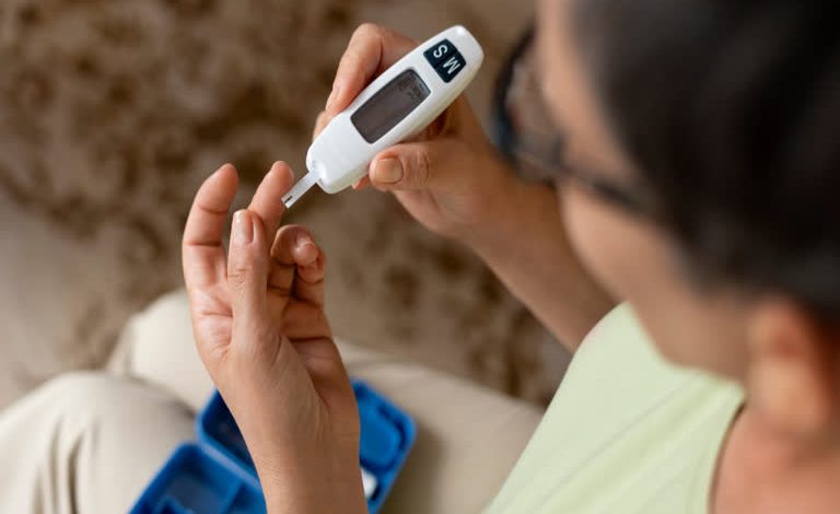 Blood Sugar Control: क्या बिना दवा के कंट्रोल हो सकती है ब्लड शुगर? जानें एक्सपर्ट्स की राय और नेचुरल टिप्स