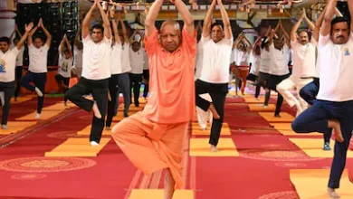 सीएम योगी आदित्यनाथ ने गोरखपुर में अंतरराष्ट्रीय योग दिवस पर किया सामूहिक योगाभ्यास, लोगों को दिया स्वास्थ्य का मंत्र