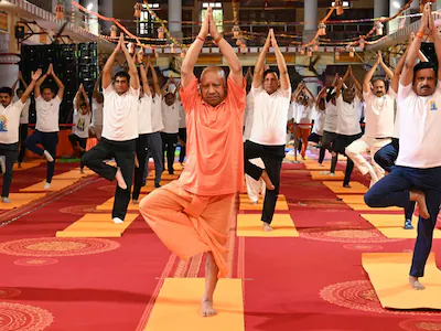 सीएम योगी आदित्यनाथ ने गोरखपुर में अंतरराष्ट्रीय योग दिवस पर किया सामूहिक योगाभ्यास, लोगों को दिया स्वास्थ्य का मंत्र 1 सीएम योगी आदित्यनाथ ने गोरखपुर में अंतरराष्ट्रीय योग दिवस पर किया सामूहिक योगाभ्यास, लोगों को दिया स्वास्थ्य का मंत्र
