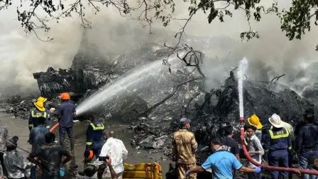 Ahmedabad Plane Crash: सभी 242 यात्रियों की मौत, बचाव कार्य में जारी है पहचान की कोशिश