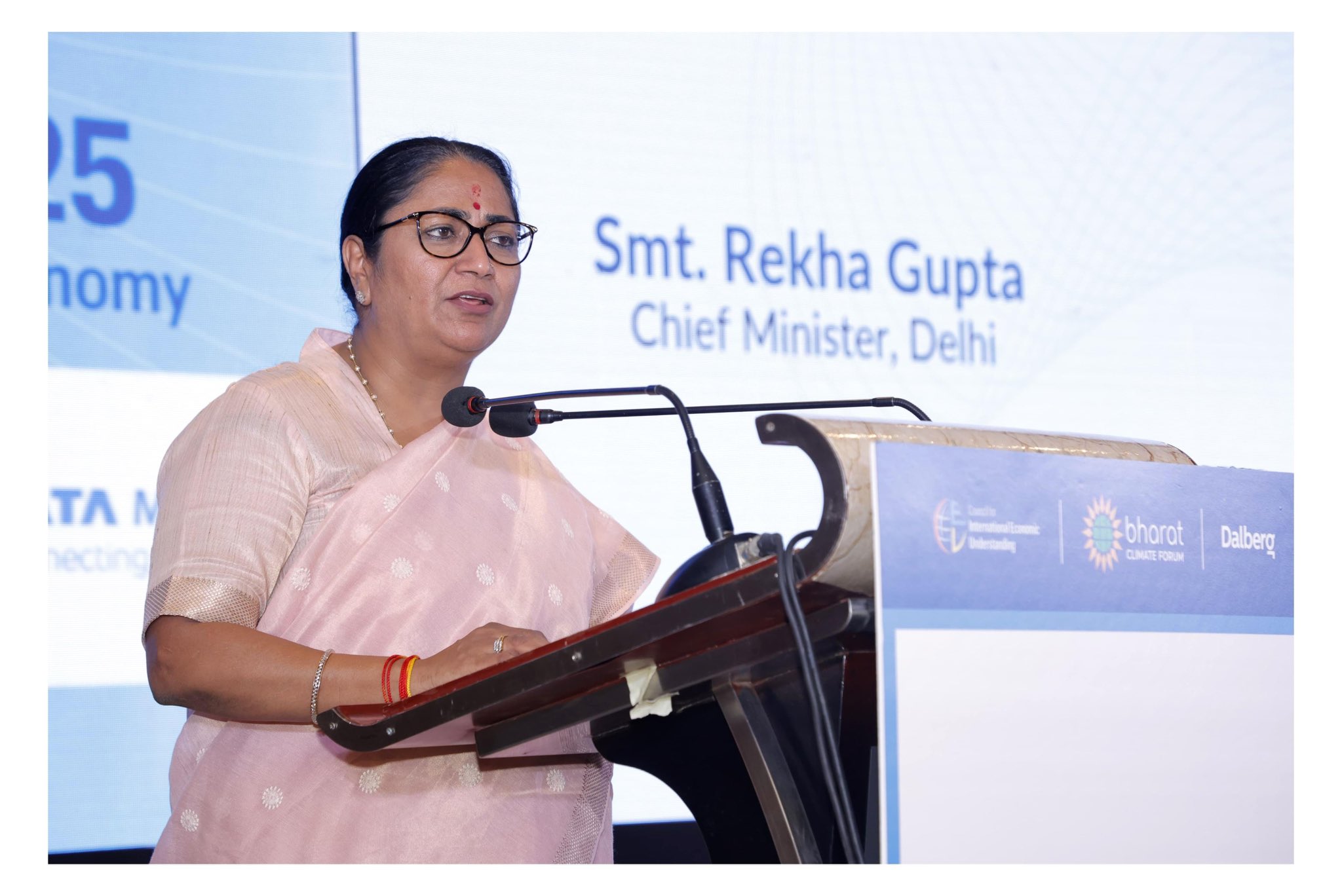 CM Rekha Gupta ने बुलडोजर अभियान पर क्या कहा? पक्का मकान मिलने तक नहीं हटेगी झुग्गी