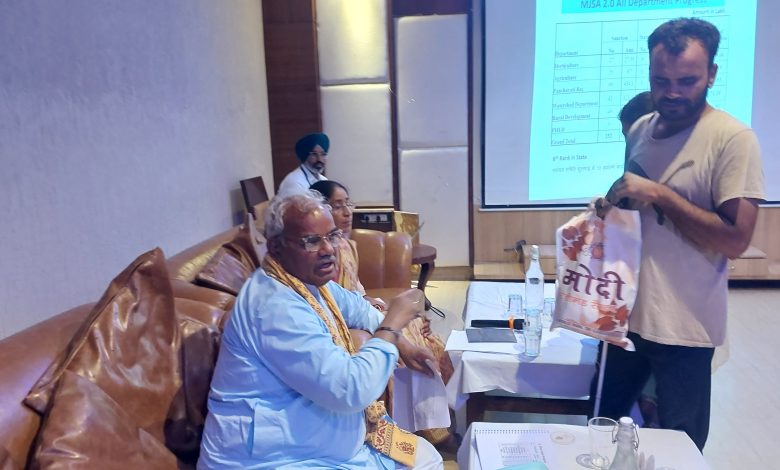 शिक्षा मंत्री मदन दिलावर ने बैठक के बीच पहुंचे नेत्रहीन दंपति को दिया सहारा