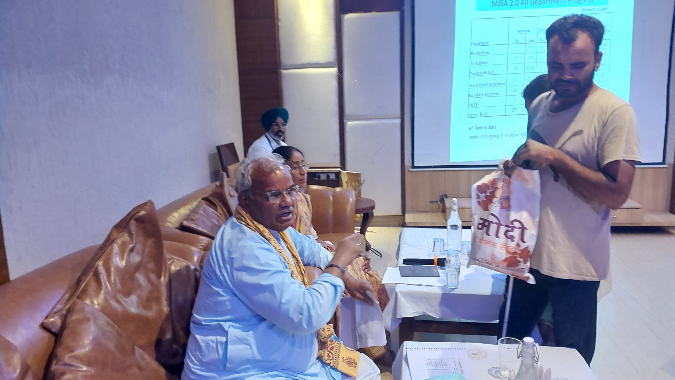 शिक्षा मंत्री मदन दिलावर ने बैठक के बीच पहुंचे नेत्रहीन दंपति को दिया सहारा