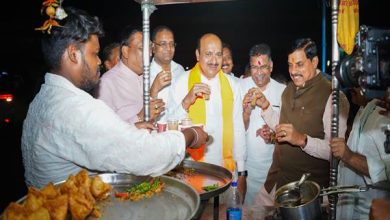CM Mohan Yadav ने काफिला रोक कर शंकर चाट भंडार में पी चाय