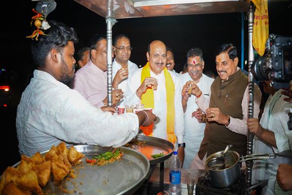 CM Mohan Yadav ने काफिला रोक कर शंकर चाट भंडार में पी चाय