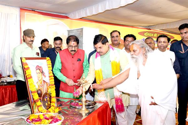 विभिन्न विभूतियों का CM Mohan Yadav ने किया सम्मान, महानाट्य के लिये पाँच लाख रूपए देने की घोषणा 1 विभिन्न विभूतियों का CM Mohan Yadav ने किया सम्मान, महानाट्य के लिये पाँच लाख रूपए देने की घोषणा