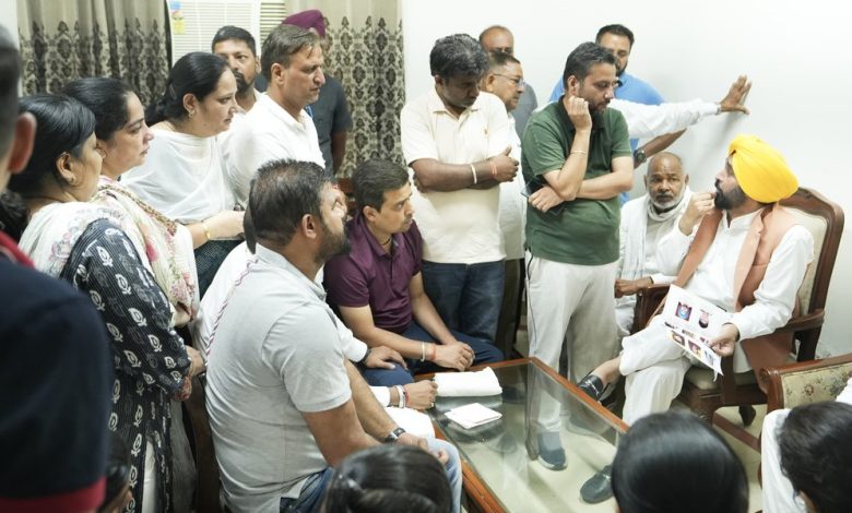 CM Bhagwant Mann ने समाना में शोक संतप्त परिवारों को सांत्वना प्रदान की 1 CM Bhagwant Mann ने समाना में शोक संतप्त परिवारों को सांत्वना प्रदान की
