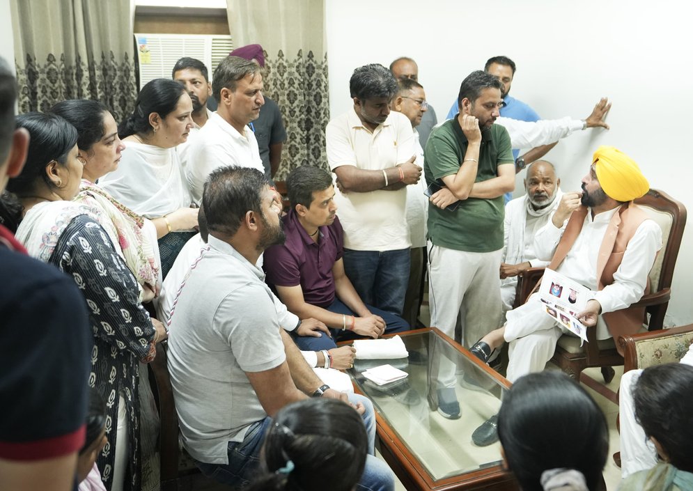 CM Bhagwant Mann ने समाना में शोक संतप्त परिवारों को सांत्वना प्रदान की