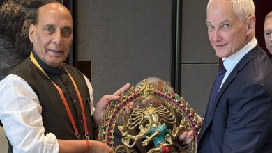 रक्षा मंत्री राजनाथ सिंह ने चीन के चिंगदाओ में एससीओ रक्षा मंत्रियों की बैठक के दौरान रूस के रक्षा मंत्री से की भेंट