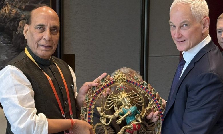 रक्षा मंत्री राजनाथ सिंह ने चीन के चिंगदाओ में एससीओ रक्षा मंत्रियों की बैठक के दौरान रूस के रक्षा मंत्री से की भेंट