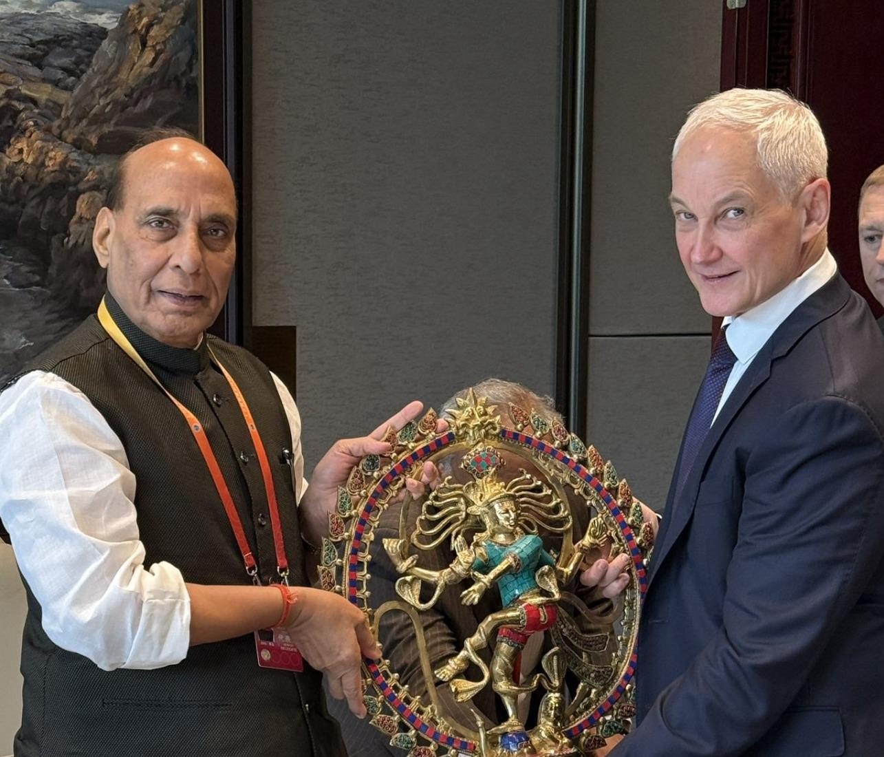 रक्षा मंत्री राजनाथ सिंह ने चीन के चिंगदाओ में एससीओ रक्षा मंत्रियों की बैठक के दौरान रूस के रक्षा मंत्री से की भेंट