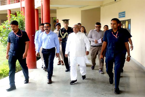राज्यपाल श्री मंगुभाई पटेल ने एकलव्य विद्यालय के बच्चों के साथ सुनी प्रधानमंत्री की मन की बात
