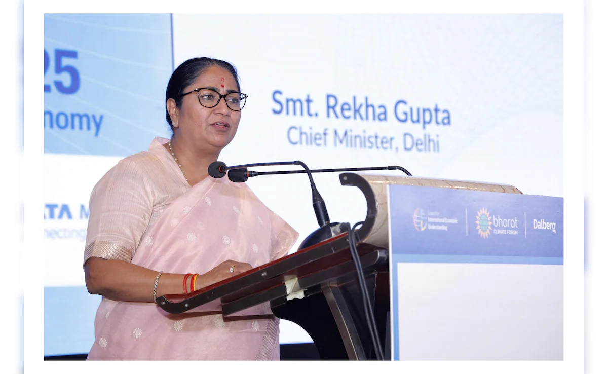 Air Pollution Mitigation Plan Delhi: दिल्ली में प्रदूषण को कम करने के लिए रेखा गुप्ता ने 'वायु प्रदूषण शमन योजना' की शुरुआत की। पॉल्यूशन कम करने का तरीका जानें