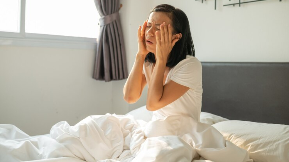 Vitamin Deficiency In Body: यदि सुबह उठते ही आपको थकान, कमजोरी और सिरदर्द महसूस होने लगे, तो इस विटामिन की कमी हो सकती है
