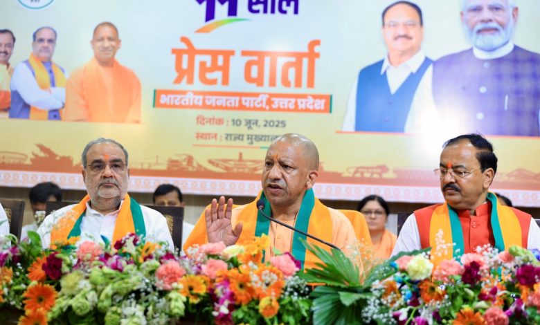 CM Yogi Adityanath ने प्रधानमंत्री मोदी के 11 साल पूरे होने पर क्या कहा?