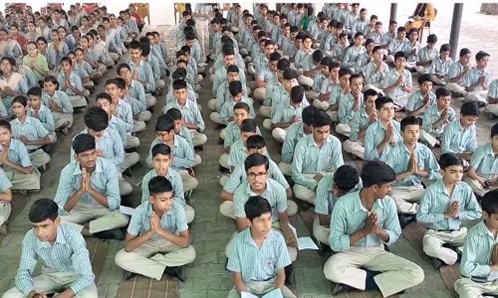 हरियाणा स्कूलों में गीता श्लोक: हरियाणा के स्कूलों में अब प्रार्थना सभा में पढ़े जाएंगे गीता श्लोक: शिक्षा बोर्ड का नया आदेश