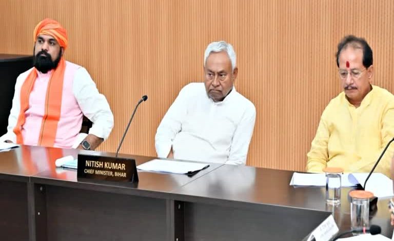 Bihar Cabinet Meeting: कलाकारों को ₹3000 मासिक पेंशन, युवाओं को इंटर्नशिप, 24 अहम प्रस्तावों पर लगी मुहर
