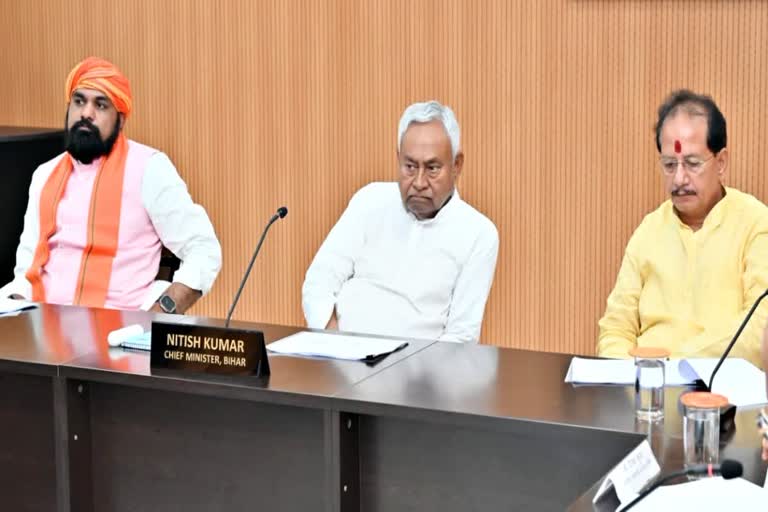 Bihar Cabinet Meeting: कलाकारों को ₹3000 मासिक पेंशन, युवाओं को इंटर्नशिप, 24 अहम प्रस्तावों पर लगी मुहर