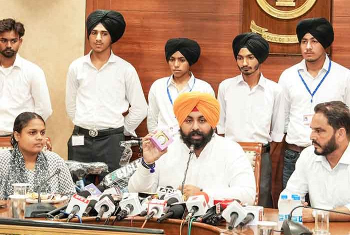 Harjot Singh Bains: पंजाब में पहली बार सरकारी स्कूल के युवा उद्यमी बिज़ ब्लास्टर्स एक्सपो में स्टार्टअप्स को बढ़ावा देंगे