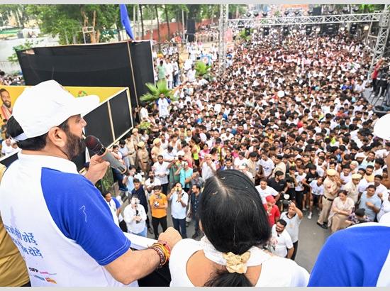 कैथल हाफ मैराथन में एडीसी ने 21 किमी दौड़ पूरी कर बनाया नया कीर्तिमान, मुख्यमंत्री सैनी ने किया सम्मानित 1 कैथल हाफ मैराथन में एडीसी ने 21 किमी दौड़ पूरी कर बनाया नया कीर्तिमान, मुख्यमंत्री सैनी ने किया सम्मानित