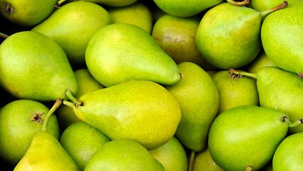 सावन का सुपरफूड: नाशपाती के फायदे – बहुमुखी स्वास्थ्य लाभ और उनमें छिपा विटामिन राज
