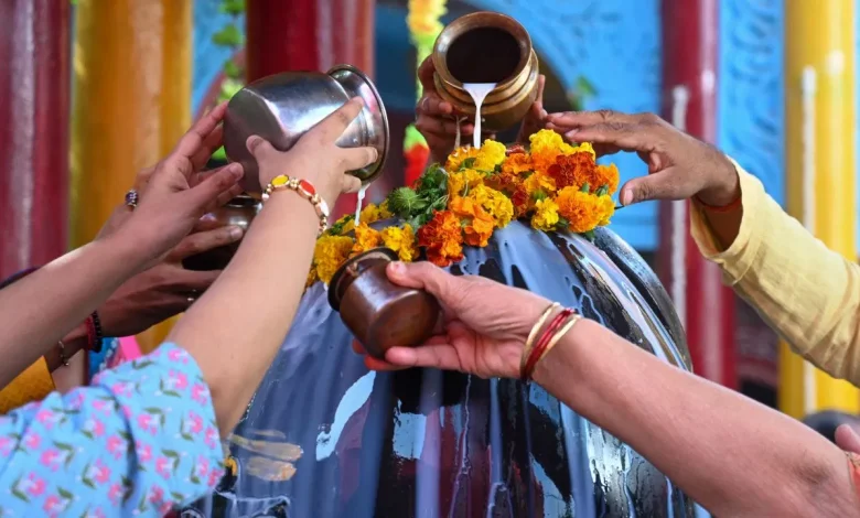 शिवलिंग छूने के नियम: सावन में शिवलिंग को छूना चाहिए या नहीं? मान्यताओं के बारे में जानें