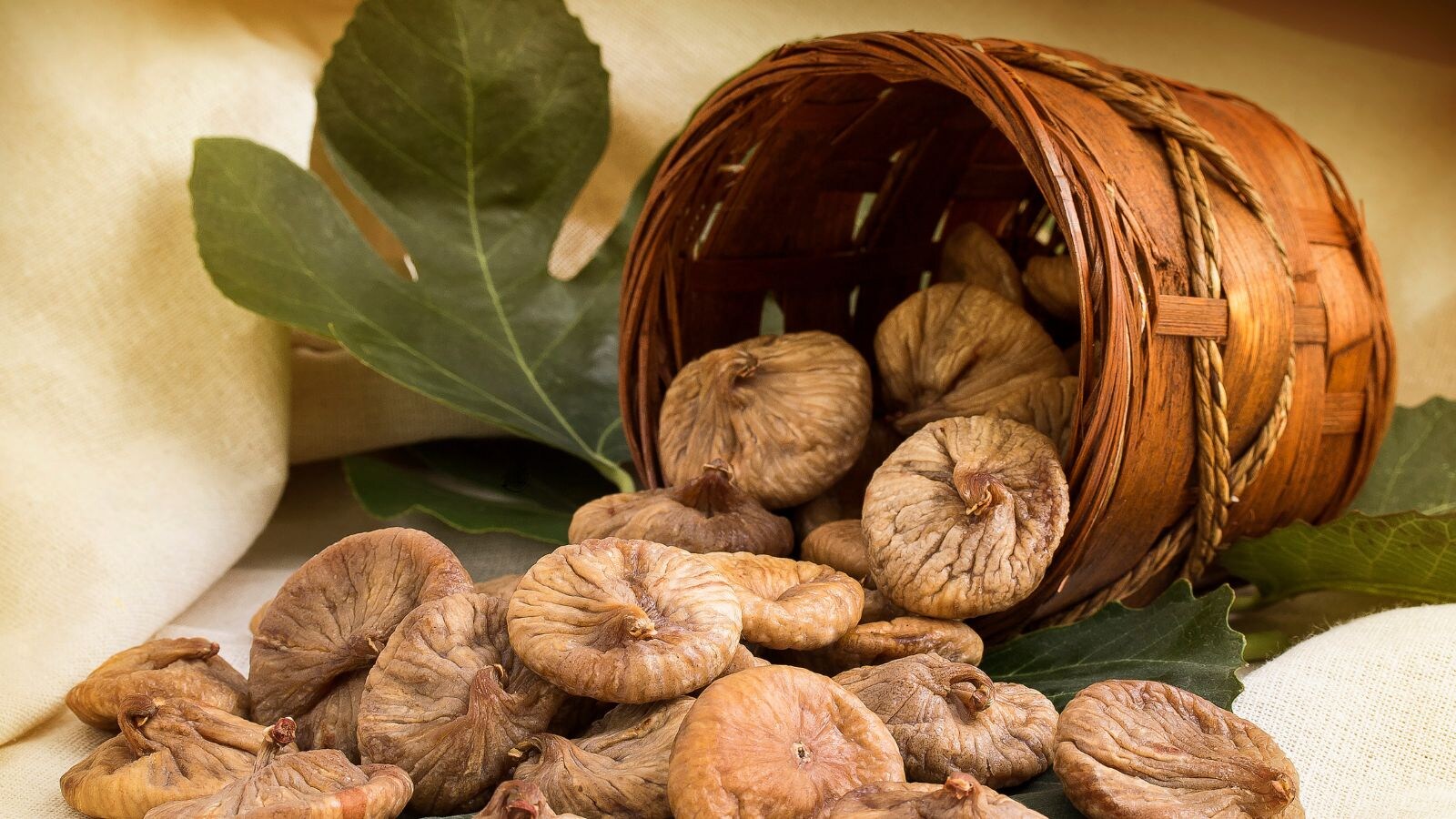 Anjeer Health Benefits: अंजीर खाने से पेट और सेहत को होते हैं चमत्कारी फायदे, जानें कितना और कैसे करें सेवन