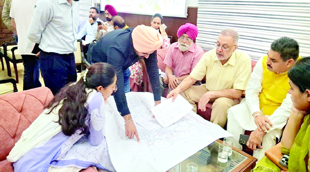 डॉ. बलबीर सिंह ने पटियाला में नदी जलस्तर और ग्राम विकास की समीक्षा की 1 डॉ. बलबीर सिंह ने पटियाला में नदी जलस्तर और ग्राम विकास की समीक्षा की