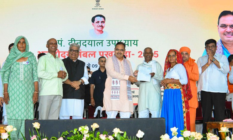 CM Bhajanlal Sharma ने पं. दीनदयाल उपाध्याय अन्त्योदय संबल पखवाड़ा के अंतर्गत शिविर का किया अवलोकन 1 CM Bhajanlal Sharma ने पं. दीनदयाल उपाध्याय अन्त्योदय संबल पखवाड़ा के अंतर्गत शिविर का किया अवलोकन