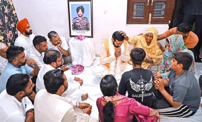 हरियाणा के मुख्यमंत्री नायब सिंह सैनी ने शहीद संजय सैनी के परिवार को दी सांत्वना, बेटों के साथ की भावुक बातचीत